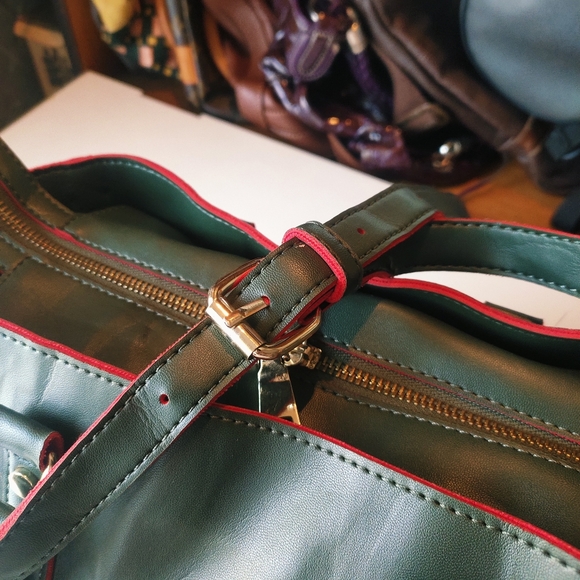 Authentic Discoat bag dark polo green colour heavy quality plus very unique look - Picture 5 of 12